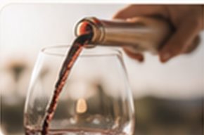 Vino tinto vertiéndose en una copa